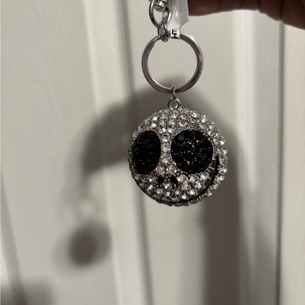 Sparkling Skull Keychain - Picture 3 of 7